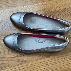 Ariat 7.5 silver flats like new!